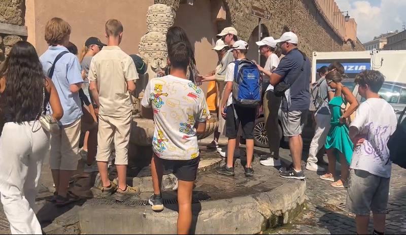 義大利近日熱浪侵襲，多處高溫飆破攝氏40度，梵蒂岡旁的噴泉台擠滿了想要取水消暑的人潮