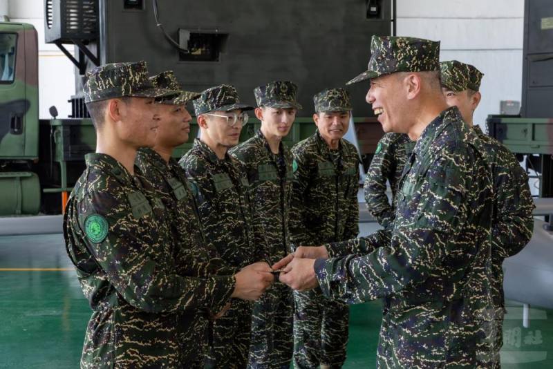 梅總長致贈官兵漢光41號演習臂章