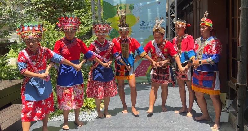 林業及自然保育署屏東分署主辦特展「djalan造路的人–牡丹鄉高士部落青年返鄉與保育之路」，3日起在台北林業保育署保育小站展出，多名部落青年身穿族服、打著赤腳在豔陽下演出傳統舞蹈，為展出揭幕