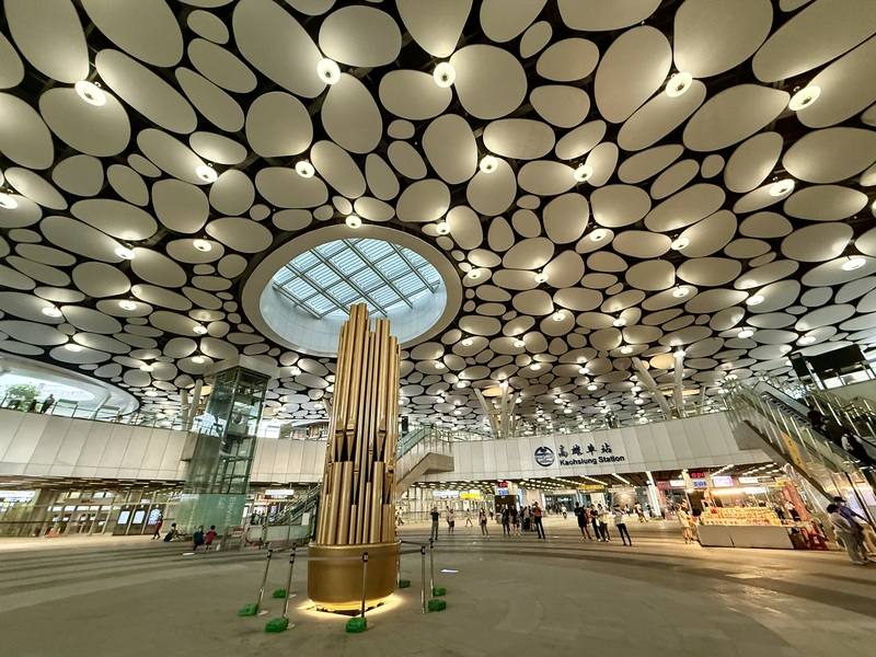 台鐵高雄車站中央下沉廣場的公共藝術裝置「聽蒸氣」是座能發聲、能演奏的「城市之琴」，這台管風琴共設有303根音管、13組音栓，涵蓋主音、泛音、混合與特殊效果音色，為空間帶來驚人的聲音層次