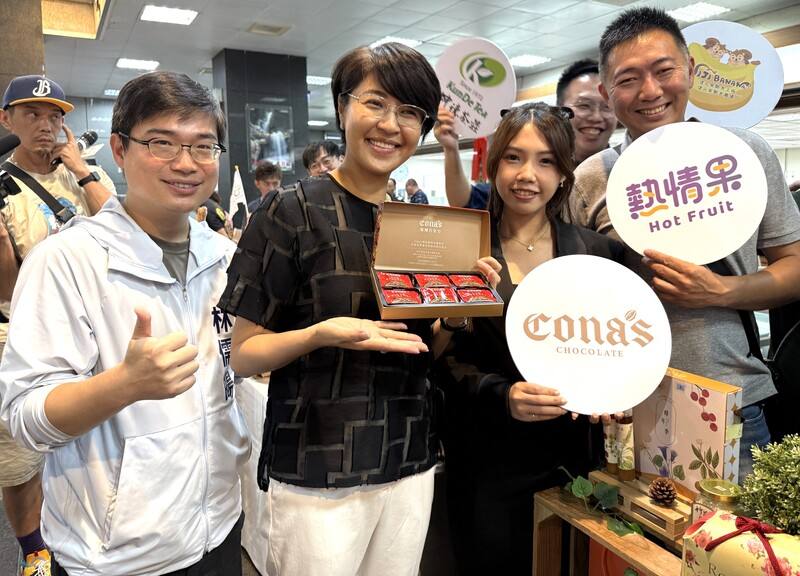 南投縣政府2023年成立「品味南投」總專案管理中心，已有182家業者、413項產品通過認證，包含農產、加工、生活、文創、農遊等領域，縣府3日舉辦成果發表會，縣長許淑華（前左2）等人出席