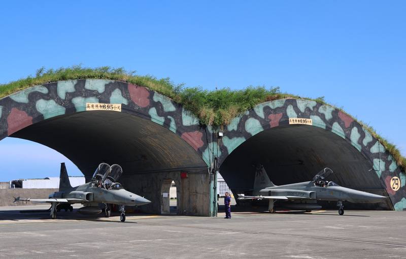 3日下午執行RF-5E偵察機（右）與F-5F戰機（左）的潛力掛載及飛機出擊作業，並由飛行員將戰機滑出機庫