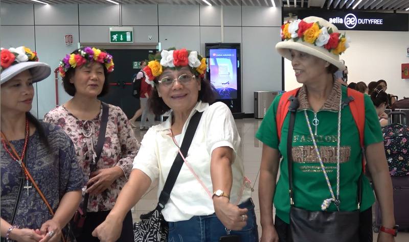 義大利熱浪來襲，來自台灣花蓮、台東的朝聖客向中央社打趣說自己特別耐熱，反正已曬到極限，不會更黑