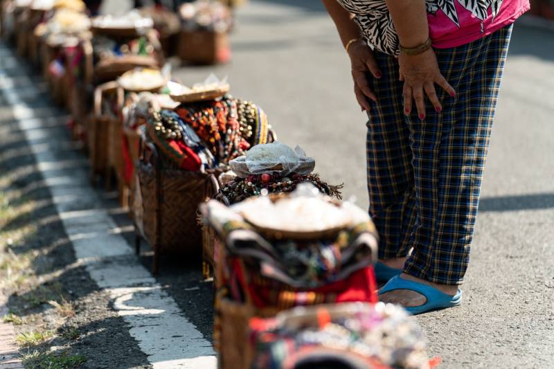 南投縣魚池鄉伊達邵部落，部落中各家族帶著自家的祖靈籃前來先生媽（女祭司）屋宅外準備祭典。籃內放置著先祖的衣物、特殊首飾代表祖靈。（攝影／陳曉威／報導者提供）