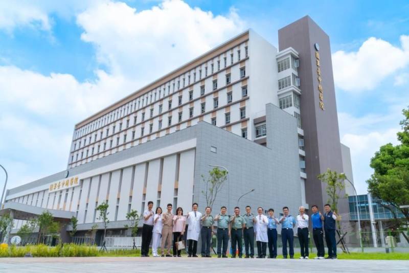 軍醫局局長蔡中將日前視導國軍臺中總醫院「新建醫療大樓計畫」統包工程執行情形。（國軍臺中總醫院提供）