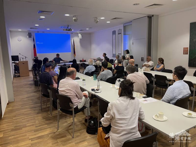 德國漢學家施維禮（前）演奏古琴，琴音幽靜