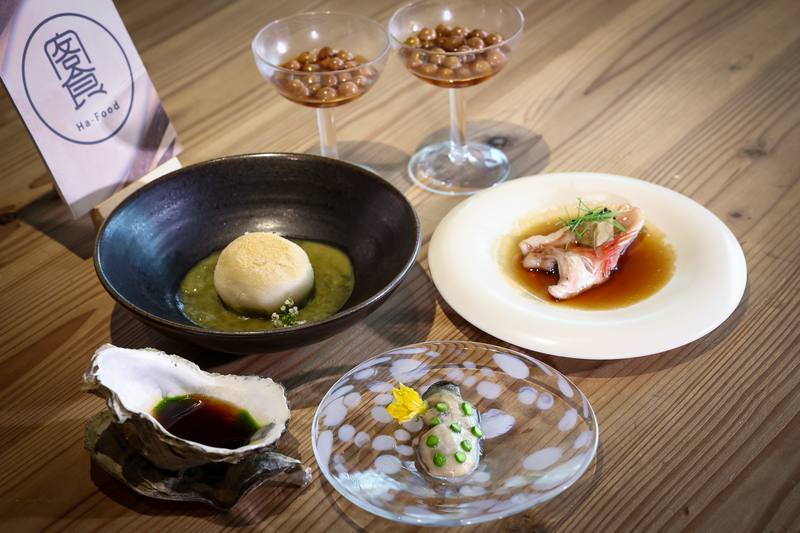 客委會3日在EMBERS餐廳舉行當代新客宴記者會，現場展示以客家食材結合精緻料理技法，打造出全新的文化融合料理作品，包括構樹擂茶、仙草蚵及破布子奶油（搭配海鮮排餐）等餐點