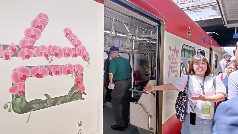 台鐵復刻「嗶嗶嗶嗶台灣號」4日在樹林車站亮相首航，列車塗裝以蘭花等代表性物產裝飾凸顯「台灣」字樣（圖），直接的意象展示出台灣「蘭花王國」的稱號