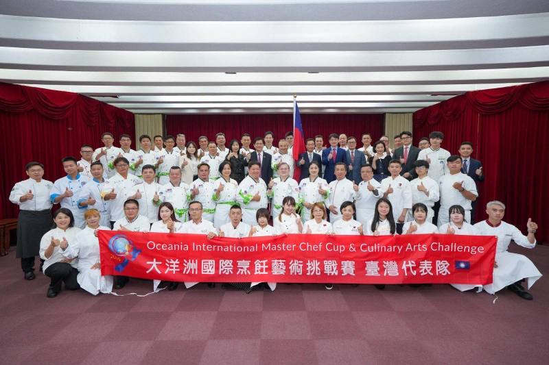 外交部長林佳龍偕外交部同仁與「2025大洋洲國際烹飪藝術挑戰賽」代表隊合影
