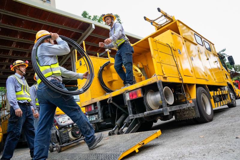 因應丹娜絲颱風進逼，台電逾4千搶修人力待命，5日完成防災設備及備料盤點，全力嚴防颱風災情