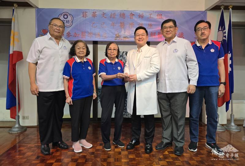 陳惠娥（左3）、黃仲廷（右2）等人代表主辦單位，致贈紀念品予醫師楊華淵（右3）