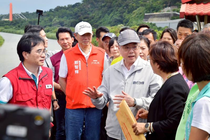 行政院長卓榮泰5日赴彰化縣芬園鄉視察貓羅溪溪頭堤防河道整理改善工程