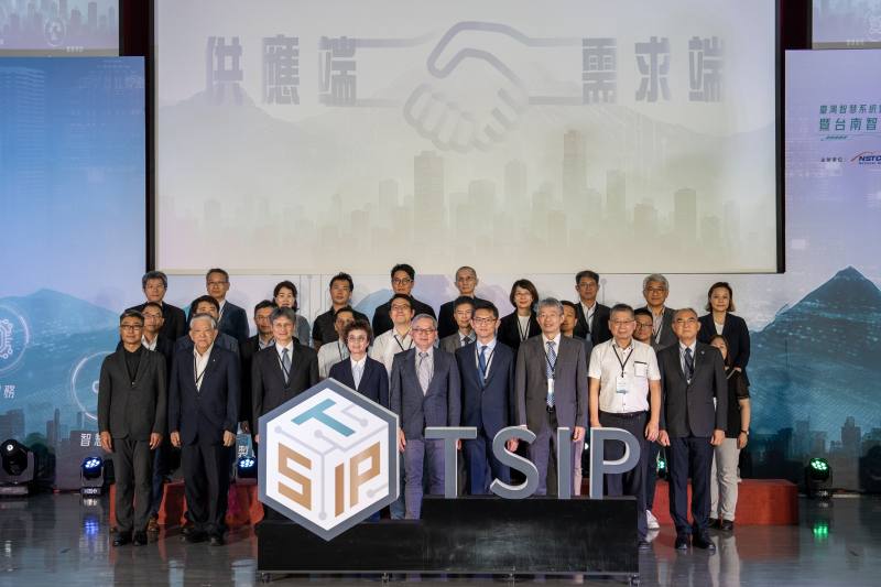 國科會與經濟部合作打造「臺灣智慧系統整合製造平臺」歡迎產學研單位加入，也歡迎企業提出AI應用實際需求，由平臺提供整合服務，為打造臺灣自主AI系統共同努力。合照現場前排（左至右）  AMD台灣陳民皓總經理、義美高志明總經理、國科會蘇振綱副主委、臺南市趙卿惠副市長、國科會吳誠文主委、技術司郭肇中司長、大南方新矽谷推動辦公室謝明得主任、佐臻梁文隆董事長、工研院李宗銘執行副總。