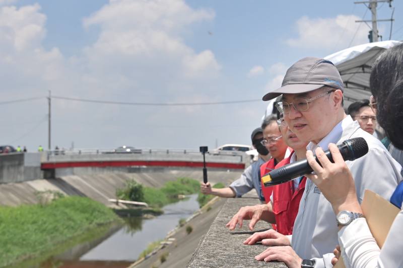 行政院長卓榮泰5日前往雲林縣大埤鄉視察延潭大排整體治理情形