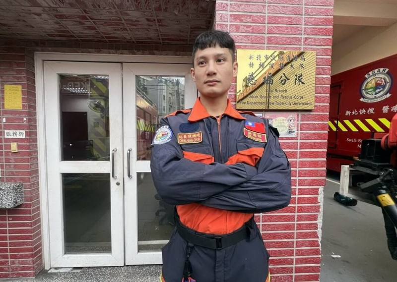 新北市消防局5日表揚特搜大隊慈福分隊員陳鵬畯（圖）在2025世界警察消防運動會拳擊項目奪冠，他在救災、救護都有優異表現，且自我訓練更有助於賽事奪得佳績，表現出對職場與賽事都熱情洋溢。（新北消防局提供）