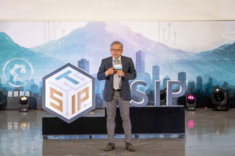 國科會與臺南市政府於沙崙舉辦「臺灣智慧系統整合製造平臺成果暨臺南智慧城市應用發表會」，展示創新技術成果，呈現AI技術融入市民生活的未來樣貌。