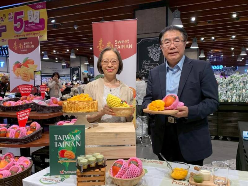 台南市長黃偉哲（右）赴馬來西亞宣傳促銷台南農產品，駐馬來西亞代表葉非比（左）陪同出席。（台南市政府提供）