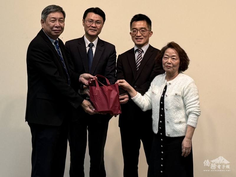 駐布里斯本辦事處處長范厚祿監交昆士蘭臺僑團體聯合會交接