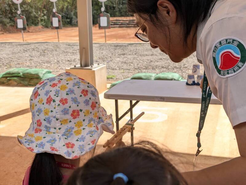 金門國家公園管理處5日舉辦「老兵帶小兵齊步走－中山林軍事體驗活動」，民眾在賈村戰技體驗場參與體驗模擬戰場設計的「筷子竹槍射擊」。