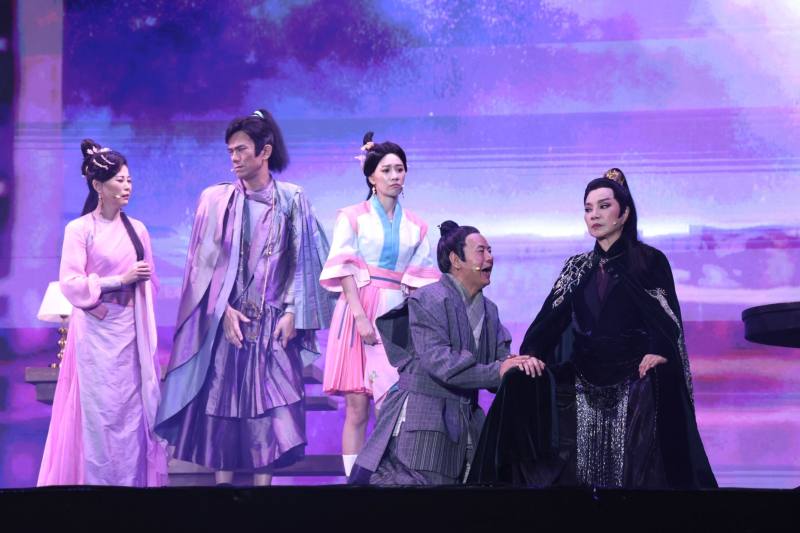 飾演「孟婆客棧」新任老闆萬千帆的唐美雲（右1），一出場霸氣十足，獲得全場觀眾的掌聲與喝采。