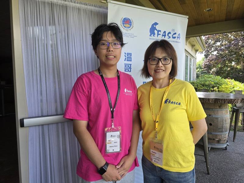 18歲的陳源亨（左）已經是資深海外青年文化大使（senior FASCA），他認為透過FASCA的鍛鍊，讓他更認識台灣風土人情，也讓他因擁有台灣人的血統而感到驕傲。母親翁家婷（左）希望他未來能成為深化台加關係的重要推手。