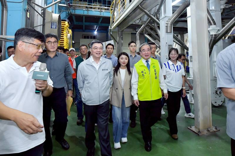 行政院長卓榮泰5日前往雲林縣斗南鎮農會精米工場視察公糧儲備情形