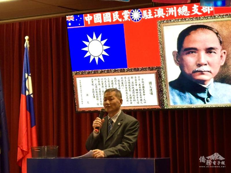 蔡秋禾帶領與會人士為七七抗戰犧牲軍民默哀一分鐘，表達敬意