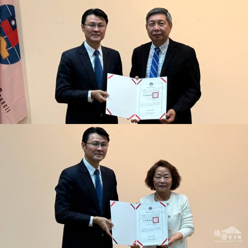 范厚祿代表頒發賀狀予理事長柯文耀（上圖）及祕書長姜如霞（下圖）