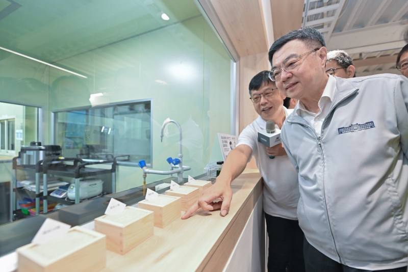 卓院長依序視察白米檢驗室、精米廠區及包裝廠區，了解稻米從生產到包裝流程。