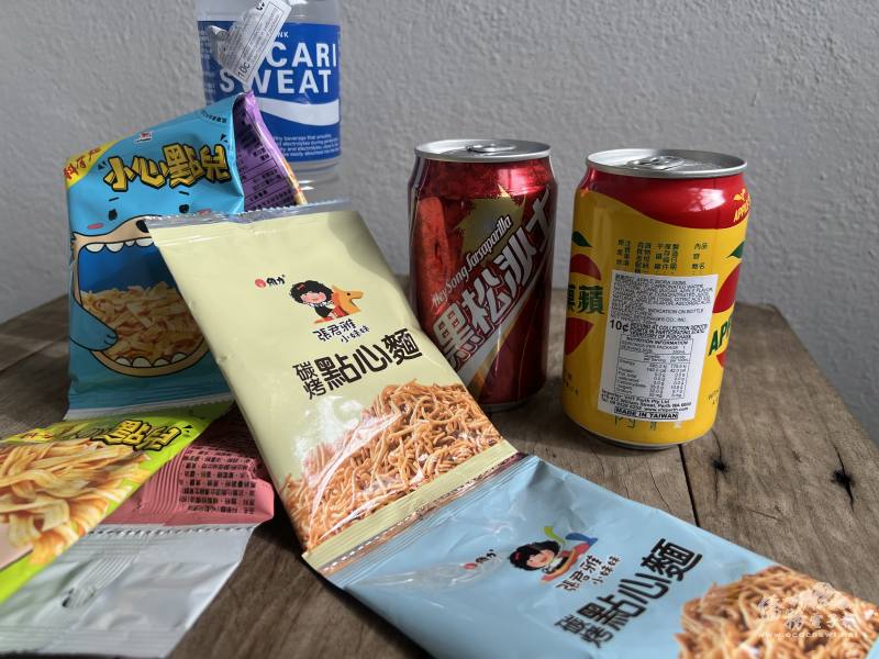在伯斯超市買到的臺灣飲料和零食