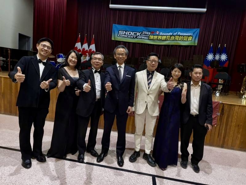 震撼管樂團多倫多演出，意外促成台北中正高中校友海外小團圓。團長孟義超（左3）、指揮梁兆豐（左1）、駐多倫多辦事處長梁毅鵬（中）、台北僑教中心主任藍柏青（右3）、音樂會主持人鄭涵妤（右2），都是中正高中畢業。