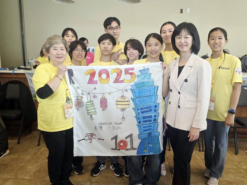 溫哥華海外青年文化大使增添許多生力軍，展現出無限的創意活力，讓新上任的駐溫哥華辦事處僑務組組長郭淑貞（前右1）深感驚喜，她相信這些青春洋溢的學子未來會成為深具影響力的台灣文化領航者。