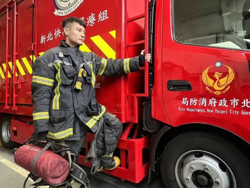 新北市消防局特搜大隊慈福分隊員陳鵬畯（圖）在2025世界警察消防運動會拳擊項目奪冠，不僅在職場上救災與救護表現亮眼，場外運動也展現優異能力。（新北市消防局提供）