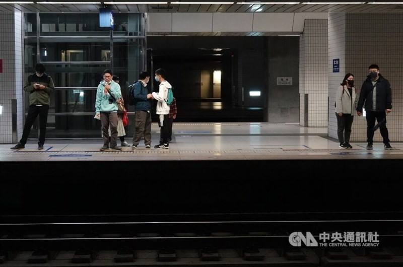 People are seen waiting on the train platform at Nangang Station in Taipei. CNA file photo