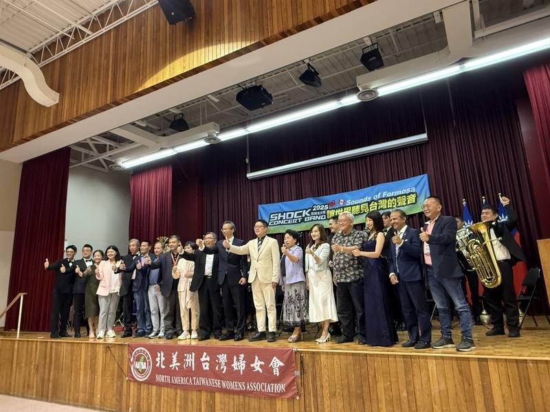 台灣震撼管樂團歡度40週年團慶，3日晚間在加拿大多倫多舉行「讓世界聽見台灣的聲音」音樂會，扮演音樂外交大使。全團及與會嘉賓大合照。