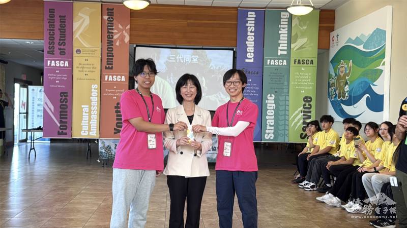 駐溫哥華辦事處僑務組組長僑務組郭淑貞與Senior FASCA合影