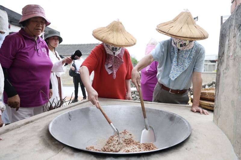 文化部長李遠（右）與《桂花巷》女主角陸小芬（左），體驗傳統的「魚灶海沙炒土豆」活動，完整體驗社區婦女的生活。