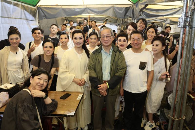 2025文化部「文化平權巡演－庄頭劇場 藝日限定」由唐美雲歌仔戲團打頭陣，文化部長李遠（綠衣者）在開演前至後台向團隊致意。