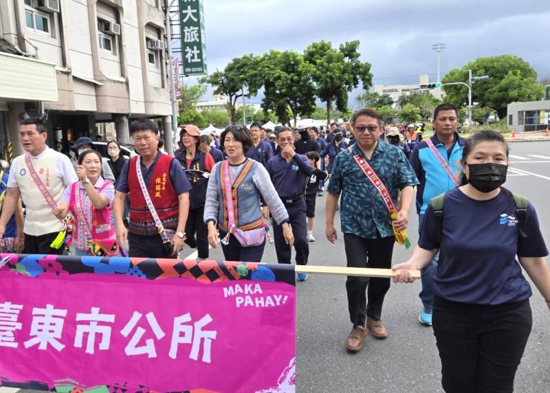 杜張梅莊 Adralriw Abaliusu 副主委與臺東縣饒慶鈴縣長一同參與踩街嘉年華行列