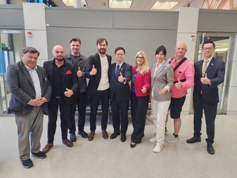 立陶宛國會友台小組主席巴洛諾瓦（Ruslanas Baranovas，另譯：巴諾瓦斯，左4）6日率團訪台，外交部歐洲司司長黃鈞耀（左5）接機致意。（外交部提供）