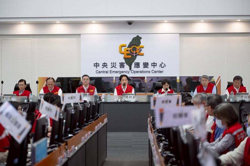 賴清德總統6日下午偕同行政院長卓榮泰前往中央災害應變中心，視察丹娜絲颱風防災應變整備工作