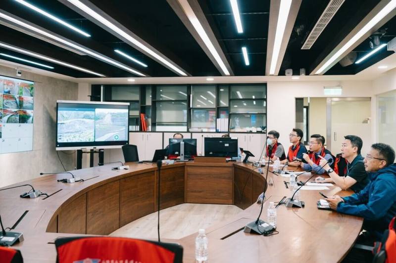 颱風丹娜絲來襲，交通部長陳世凱（右2）6日到公路局南分局視察公路防災整備情形。（交通部提供）