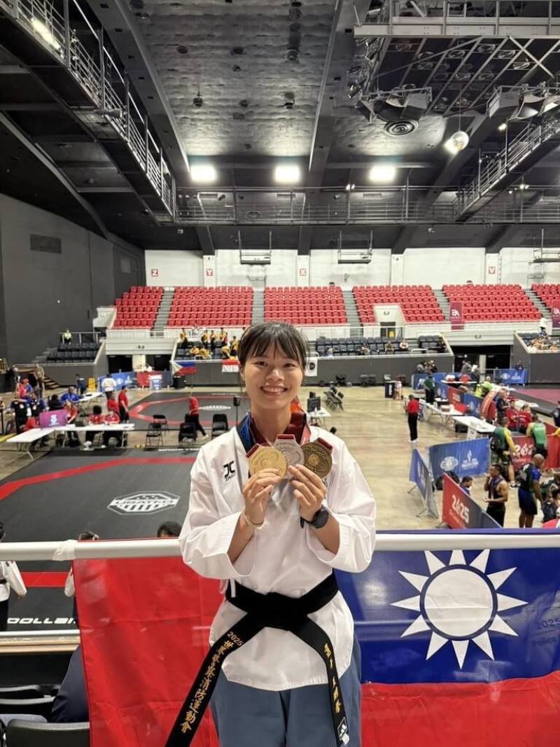 台中市警察局交通警察大隊助教王翊馨參加2025年世界警察消防運動會，榮獲「品勢」女子團體金牌及「對打」女子個人金牌，也在其他項目分獲銀牌及銅牌。（警方提供）