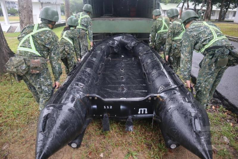 官兵搬運橡皮艇上重型戰術輪車。（第五作戰區提供）