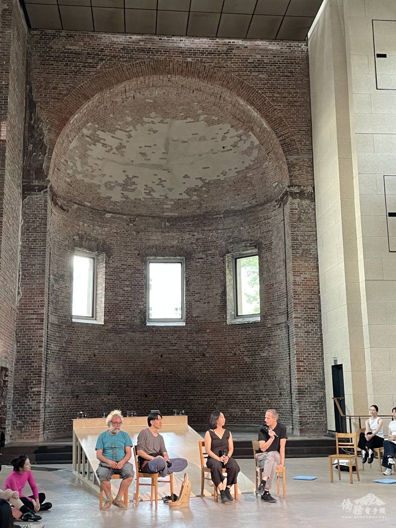 「非身體/NON-BODY」創作者傅雅雯（右2）、舞蹈家周書毅（左2）、聲響藝術家Daniel Romero Calderón（左1）