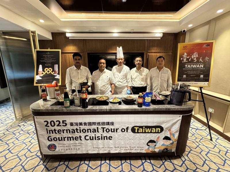 台灣大廚李佳其（中）的精彩示範教學，讓印度餐飲業者代表聽得聚精會神，也仔細抄下筆記，紛紛表示這次的示範讓他們「觀念一新」，也對正宗台菜料理有更正確的認識