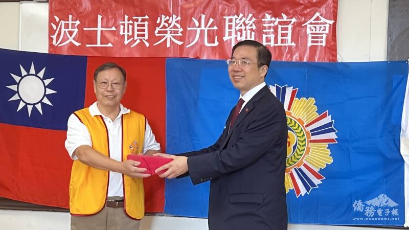 黃耀良（右）把印信交給連任的波士頓榮光會理事長鄭增壽