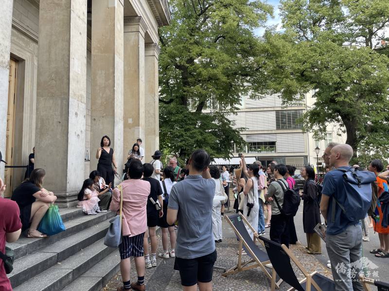 開演前傅雅雯（左）感謝大家前來