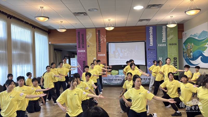 學員共同完成的「大使之舞」舞蹈表演