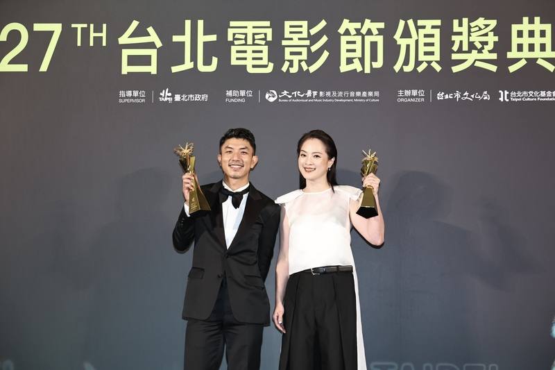 2025台北電影節5日晚間在台北中山堂頒獎，泰國籍演員萬洛．隆甘迦（Wanlop Rungkumjad）（左）、與台灣女星高伊玲（右）分獲最佳男、女主角，2人開心合影